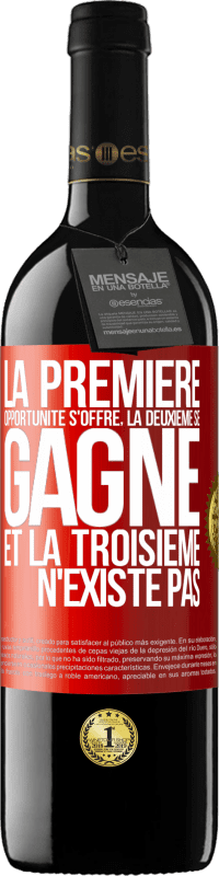 39,95 € Envoi gratuit | Vin rouge Édition RED MBE Réserve La première opportunité s'offre, la deuxième se gagne et la troisième n'existe pas Étiquette Rouge. Étiquette personnalisable Réserve 12 Mois Récolte 2015 Tempranillo