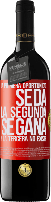 39,95 € Envío gratis | Vino Tinto Edición RED MBE Reserva La primera oportunidad se da, la segunda se gana, y la tercera no existe Etiqueta Roja. Etiqueta personalizable Reserva 12 Meses Cosecha 2015 Tempranillo