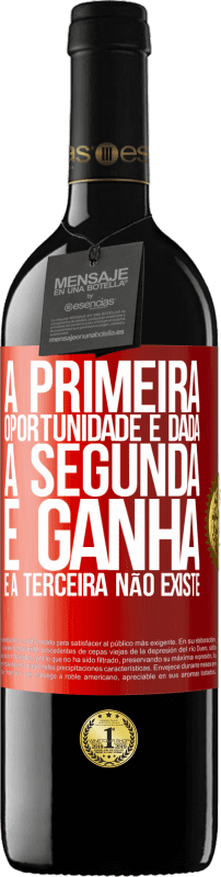 39,95 € Envio grátis | Vinho tinto Edição RED MBE Reserva A primeira oportunidade é dada, a segunda é ganha e a terceira não existe Etiqueta Vermelha. Etiqueta personalizável Reserva 12 Meses Colheita 2015 Tempranillo