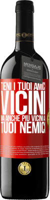 39,95 € Spedizione Gratuita | Vino rosso Edizione RED MBE Riserva Tieni i tuoi amici vicini, ma anche più vicini ai tuoi nemici Etichetta Rossa. Etichetta personalizzabile Riserva 12 Mesi Raccogliere 2016 Tempranillo