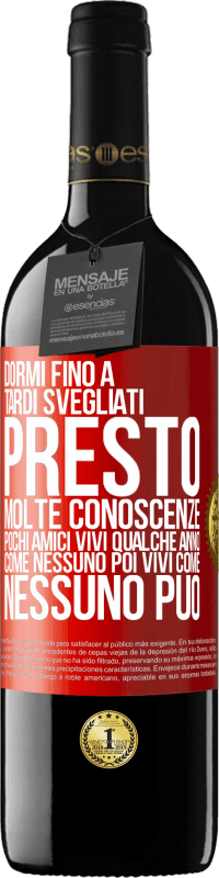 39,95 € Spedizione Gratuita | Vino rosso Edizione RED MBE Riserva Dormi fino a tardi, svegliati presto. Molte conoscenze, pochi amici. Vivi qualche anno come nessuno, poi vivi come nessuno Etichetta Rossa. Etichetta personalizzabile Riserva 12 Mesi Raccogliere 2015 Tempranillo