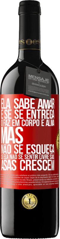 39,95 € Envio grátis | Vinho tinto Edição RED MBE Reserva Ele sabe amar e, se se entrega, o faz em corpo e alma. Mas, não se esqueça, se você não se sentir livre, suas asas crescem Etiqueta Vermelha. Etiqueta personalizável Reserva 12 Meses Colheita 2015 Tempranillo