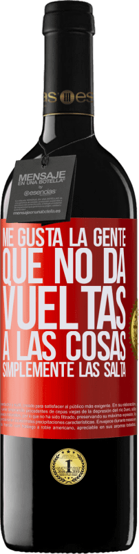 39,95 € Envío gratis | Vino Tinto Edición RED MBE Reserva Me gusta la gente que no da vueltas a las cosas, simplemente las salta Etiqueta Roja. Etiqueta personalizable Reserva 12 Meses Cosecha 2015 Tempranillo