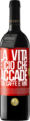 39,95 € Spedizione Gratuita | Vino rosso Edizione RED MBE Riserva La vita è ciò che accade tra caffè e vino Etichetta Rossa. Etichetta personalizzabile Riserva 12 Mesi Raccogliere 2015 Tempranillo