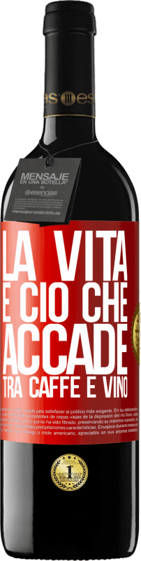 39,95 € Spedizione Gratuita | Vino rosso Edizione RED MBE Riserva La vita è ciò che accade tra caffè e vino Etichetta Rossa. Etichetta personalizzabile Riserva 12 Mesi Raccogliere 2015 Tempranillo