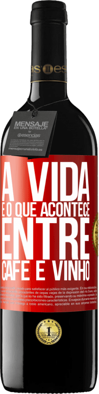 39,95 € Envio grátis | Vinho tinto Edição RED MBE Reserva A vida é o que acontece entre café e vinho Etiqueta Vermelha. Etiqueta personalizável Reserva 12 Meses Colheita 2014 Tempranillo