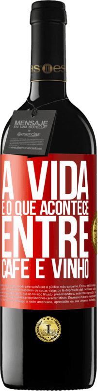 39,95 € Envio grátis | Vinho tinto Edição RED MBE Reserva A vida é o que acontece entre café e vinho Etiqueta Vermelha. Etiqueta personalizável Reserva 12 Meses Colheita 2016 Tempranillo