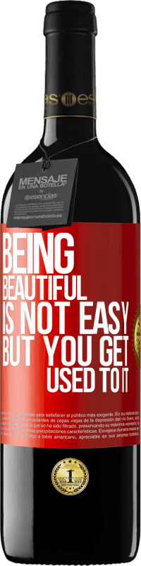 39,95 € Free Shipping | Red Wine RED Edition MBE Reserve Being beautiful is not easy, but you get used to it Red Label. Customizable label Reserve 12 Months Harvest 2015 Tempranillo