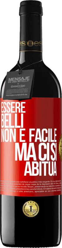 39,95 € Spedizione Gratuita | Vino rosso Edizione RED MBE Riserva Essere belli non è facile, ma ci si abitua Etichetta Rossa. Etichetta personalizzabile Riserva 12 Mesi Raccogliere 2015 Tempranillo