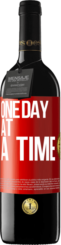 39,95 € Free Shipping | Red Wine RED Edition MBE Reserve One day at a time Red Label. Customizable label Reserve 12 Months Harvest 2015 Tempranillo