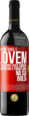 39,95 € Envio grátis | Vinho tinto Edição RED MBE Reserva Um dia você é jovem e no outro você carrega ibuprofeno e paracetamol na sua bolsa Etiqueta Vermelha. Etiqueta personalizável Reserva 12 Meses Colheita 2016 Tempranillo
