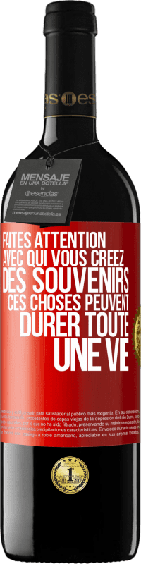 39,95 € Envoi gratuit | Vin rouge Édition RED MBE Réserve Faites attention avec qui vous créez des souvenirs. Ces choses peuvent durer toute une vie Étiquette Rouge. Étiquette personnalisable Réserve 12 Mois Récolte 2015 Tempranillo