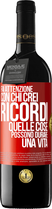 39,95 € Spedizione Gratuita | Vino rosso Edizione RED MBE Riserva Fai attenzione con chi crei ricordi. Quelle cose possono durare una vita Etichetta Rossa. Etichetta personalizzabile Riserva 12 Mesi Raccogliere 2014 Tempranillo