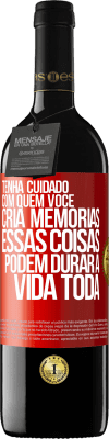 39,95 € Envio grátis | Vinho tinto Edição RED MBE Reserva Tenha cuidado com quem você cria memórias. Essas coisas podem durar a vida toda Etiqueta Vermelha. Etiqueta personalizável Reserva 12 Meses Colheita 2015 Tempranillo