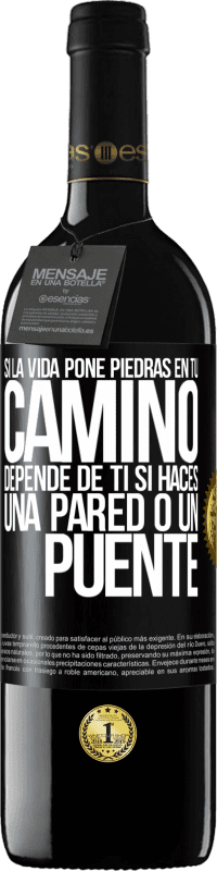 39,95 € Envío gratis | Vino Tinto Edición RED MBE Reserva Si la vida pone piedras en tu camino, depende de ti si haces una pared o un puente Etiqueta Negra. Etiqueta personalizable Reserva 12 Meses Cosecha 2014 Tempranillo