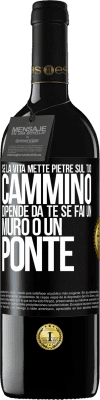 39,95 € Spedizione Gratuita | Vino rosso Edizione RED MBE Riserva Se la vita mette pietre sul tuo cammino, dipende da te se fai un muro o un ponte Etichetta Nera. Etichetta personalizzabile Riserva 12 Mesi Raccogliere 2014 Tempranillo