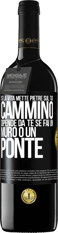 39,95 € Spedizione Gratuita | Vino rosso Edizione RED MBE Riserva Se la vita mette pietre sul tuo cammino, dipende da te se fai un muro o un ponte Etichetta Nera. Etichetta personalizzabile Riserva 12 Mesi Raccogliere 2015 Tempranillo