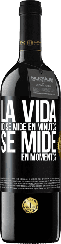 39,95 € Envío gratis | Vino Tinto Edición RED MBE Reserva La vida no se mide en minutos, se mide en momentos Etiqueta Negra. Etiqueta personalizable Reserva 12 Meses Cosecha 2015 Tempranillo