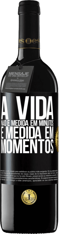 39,95 € Envio grátis | Vinho tinto Edição RED MBE Reserva A vida não é medida em minutos, é medida em momentos Etiqueta Preta. Etiqueta personalizável Reserva 12 Meses Colheita 2015 Tempranillo