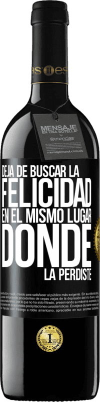 39,95 € Envío gratis | Vino Tinto Edición RED MBE Reserva Deja de buscar la felicidad en el mismo lugar donde la perdiste Etiqueta Negra. Etiqueta personalizable Reserva 12 Meses Cosecha 2015 Tempranillo