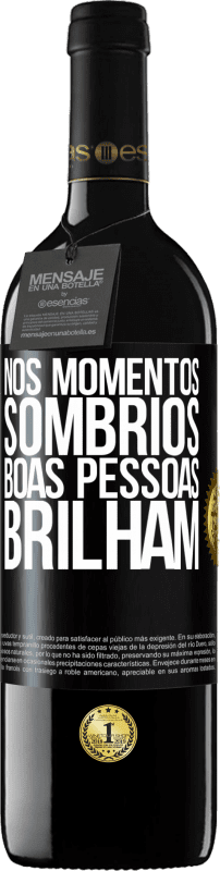 39,95 € Envio grátis | Vinho tinto Edição RED MBE Reserva Nos momentos sombrios, boas pessoas brilham Etiqueta Preta. Etiqueta personalizável Reserva 12 Meses Colheita 2015 Tempranillo