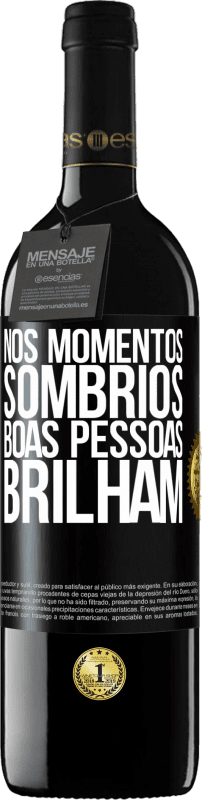 39,95 € Envio grátis | Vinho tinto Edição RED MBE Reserva Nos momentos sombrios, boas pessoas brilham Etiqueta Preta. Etiqueta personalizável Reserva 12 Meses Colheita 2016 Tempranillo