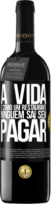 39,95 € Envio grátis | Vinho tinto Edição RED MBE Reserva A vida é como um restaurante, ninguém sai sem pagar Etiqueta Preta. Etiqueta personalizável Reserva 12 Meses Colheita 2014 Tempranillo