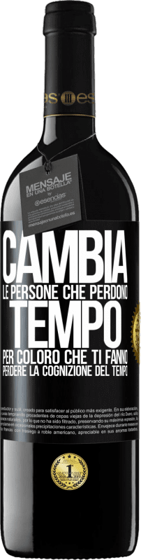 39,95 € Spedizione Gratuita | Vino rosso Edizione RED MBE Riserva Cambia le persone che perdono tempo per coloro che ti fanno perdere la cognizione del tempo Etichetta Nera. Etichetta personalizzabile Riserva 12 Mesi Raccogliere 2015 Tempranillo