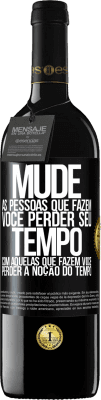 39,95 € Envio grátis | Vinho tinto Edição RED MBE Reserva Mude as pessoas que fazem você perder seu tempo com aquelas que fazem você perder a noção do tempo Etiqueta Preta. Etiqueta personalizável Reserva 12 Meses Colheita 2016 Tempranillo