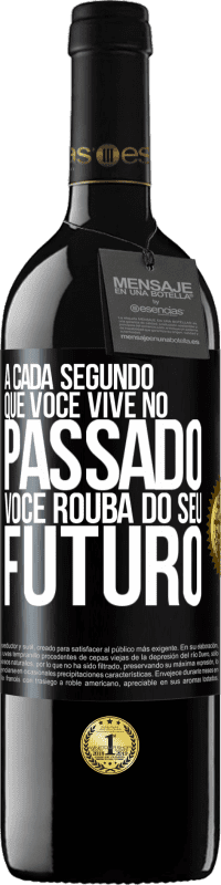 39,95 € Envio grátis | Vinho tinto Edição RED MBE Reserva A cada segundo que você vive no passado, você rouba do seu futuro Etiqueta Preta. Etiqueta personalizável Reserva 12 Meses Colheita 2015 Tempranillo