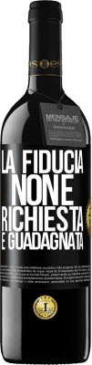 39,95 € Spedizione Gratuita | Vino rosso Edizione RED MBE Riserva La fiducia non è richiesta, è guadagnata Etichetta Nera. Etichetta personalizzabile Riserva 12 Mesi Raccogliere 2014 Tempranillo