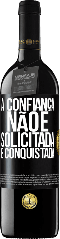 39,95 € Envio grátis | Vinho tinto Edição RED MBE Reserva A confiança não é solicitada, é conquistada Etiqueta Preta. Etiqueta personalizável Reserva 12 Meses Colheita 2015 Tempranillo