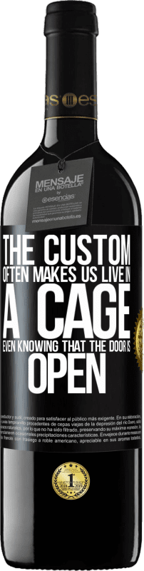39,95 € Бесплатная доставка | Красное вино Издание RED MBE Бронировать Обычай часто заставляет нас жить в клетке, даже зная, что дверь открыта Черная метка. Настраиваемая этикетка Бронировать 12 Месяцы Урожай 2015 Tempranillo