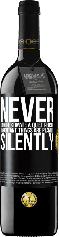 39,95 € Free Shipping | Red Wine RED Edition MBE Reserve Never underestimate a quiet person, important things are planned silently Black Label. Customizable label Reserve 12 Months Harvest 2014 Tempranillo