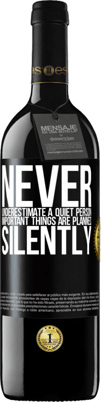 39,95 € Free Shipping | Red Wine RED Edition MBE Reserve Never underestimate a quiet person, important things are planned silently Black Label. Customizable label Reserve 12 Months Harvest 2015 Tempranillo