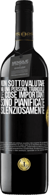 39,95 € Spedizione Gratuita | Vino rosso Edizione RED MBE Riserva Non sottovalutare mai una persona tranquilla, le cose importanti sono pianificate silenziosamente Etichetta Nera. Etichetta personalizzabile Riserva 12 Mesi Raccogliere 2015 Tempranillo