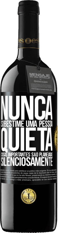 39,95 € Envio grátis | Vinho tinto Edição RED MBE Reserva Nunca subestime uma pessoa quieta, coisas importantes são planejadas silenciosamente Etiqueta Preta. Etiqueta personalizável Reserva 12 Meses Colheita 2015 Tempranillo