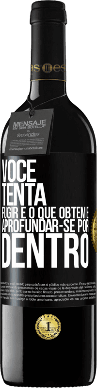 39,95 € Envio grátis | Vinho tinto Edição RED MBE Reserva Você tenta fugir e o que obtém é aprofundar-se por dentro Etiqueta Preta. Etiqueta personalizável Reserva 12 Meses Colheita 2015 Tempranillo