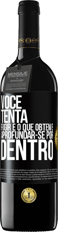 39,95 € Envio grátis | Vinho tinto Edição RED MBE Reserva Você tenta fugir e o que obtém é aprofundar-se por dentro Etiqueta Preta. Etiqueta personalizável Reserva 12 Meses Colheita 2016 Tempranillo