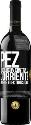 39,95 € Envío gratis | Vino Tinto Edición RED MBE Reserva Pez que lucha contra la corriente, muere electrocutado Etiqueta Negra. Etiqueta personalizable Reserva 12 Meses Cosecha 2014 Tempranillo