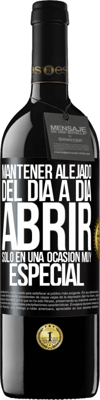 39,95 € Envío gratis | Vino Tinto Edición RED MBE Reserva Mantener alejado del día a día. Abrir sólo en una ocasión muy especial Etiqueta Negra. Etiqueta personalizable Reserva 12 Meses Cosecha 2015 Tempranillo