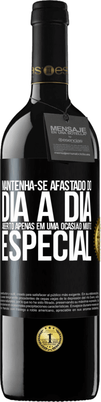 39,95 € Envio grátis | Vinho tinto Edição RED MBE Reserva Mantenha-se afastado do dia a dia. Aberto apenas em uma ocasião muito especial Etiqueta Preta. Etiqueta personalizável Reserva 12 Meses Colheita 2015 Tempranillo