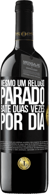 39,95 € Envio grátis | Vinho tinto Edição RED MBE Reserva Mesmo um relógio parado bate duas vezes por dia Etiqueta Preta. Etiqueta personalizável Reserva 12 Meses Colheita 2015 Tempranillo