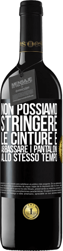 39,95 € Spedizione Gratuita | Vino rosso Edizione RED MBE Riserva Non possiamo stringere le cinture e abbassare i pantaloni allo stesso tempo Etichetta Nera. Etichetta personalizzabile Riserva 12 Mesi Raccogliere 2015 Tempranillo