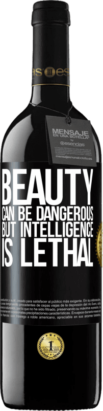 39,95 € 送料無料 | 赤ワイン REDエディション MBE 予約する 美しさは危険ですが、知性は致命的です ブラックラベル. カスタマイズ可能なラベル 予約する 12 月 収穫 2016 Tempranillo