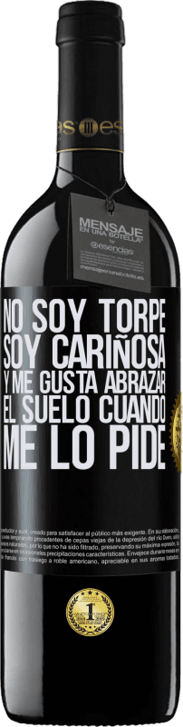 39,95 € Envío gratis | Vino Tinto Edición RED MBE Reserva No soy torpe, soy cariñosa, y me gusta abrazar el suelo cuando me lo pide Etiqueta Negra. Etiqueta personalizable Reserva 12 Meses Cosecha 2015 Tempranillo