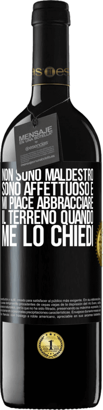 39,95 € Spedizione Gratuita | Vino rosso Edizione RED MBE Riserva Non sono maldestro, sono affettuoso e mi piace abbracciare il terreno quando me lo chiedi Etichetta Nera. Etichetta personalizzabile Riserva 12 Mesi Raccogliere 2015 Tempranillo