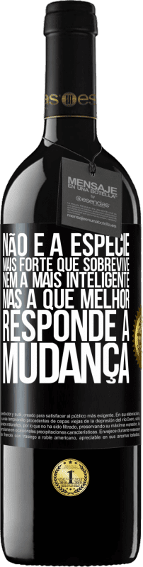 39,95 € Envio grátis | Vinho tinto Edição RED MBE Reserva Não é a espécie mais forte que sobrevive, nem a mais inteligente, mas a que melhor responde à mudança Etiqueta Preta. Etiqueta personalizável Reserva 12 Meses Colheita 2015 Tempranillo