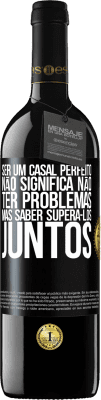 39,95 € Envio grátis | Vinho tinto Edição RED MBE Reserva Ser um casal perfeito não significa não ter problemas, mas saber superá-los juntos Etiqueta Preta. Etiqueta personalizável Reserva 12 Meses Colheita 2015 Tempranillo