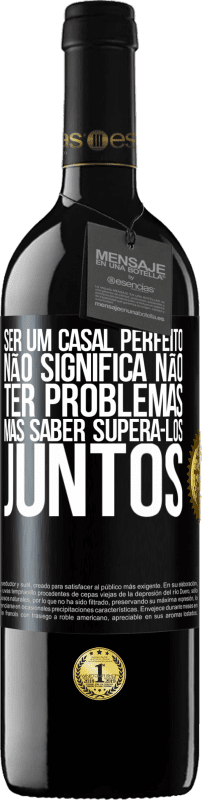 39,95 € Envio grátis | Vinho tinto Edição RED MBE Reserva Ser um casal perfeito não significa não ter problemas, mas saber superá-los juntos Etiqueta Preta. Etiqueta personalizável Reserva 12 Meses Colheita 2015 Tempranillo